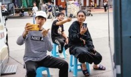 双男主娱乐圈吃瓜,瓜田里的甜蜜较量