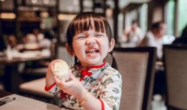 娱乐吃瓜酱带娃,趣味育儿生活大揭秘